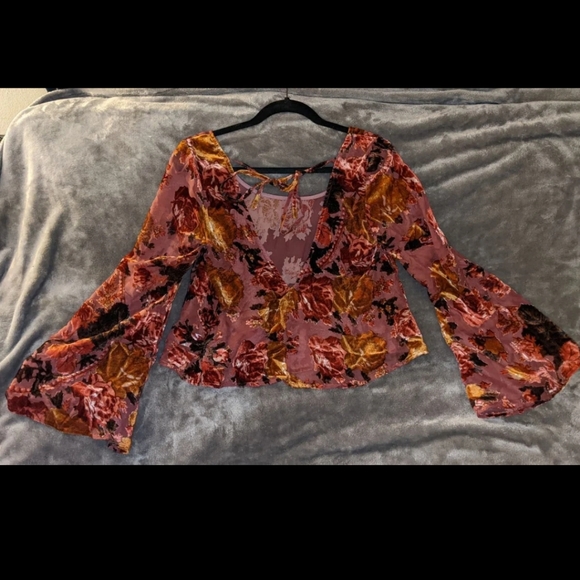 Tobi Bell Sleeve Top - Picture 3 of 5